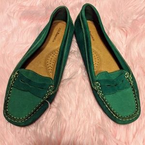 G.H & Co. Bass GREEN LOAFERS (7.5)
